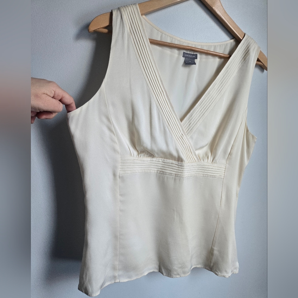 ANN TAYLOR Elegant Cream Sleeveless Silk Top - Picture 3 of 9